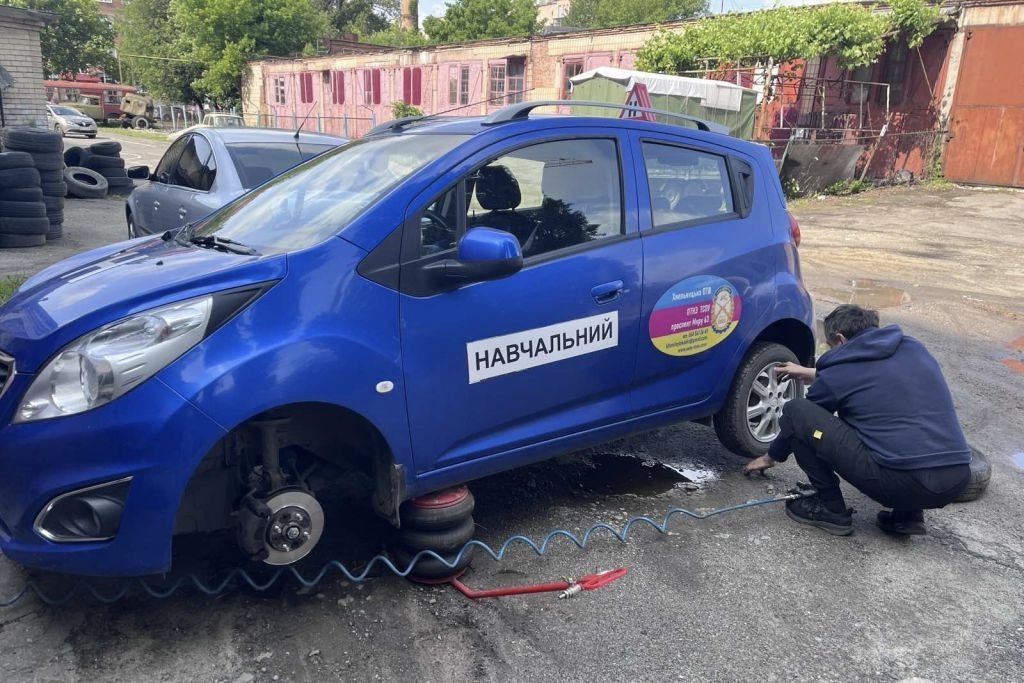 Практичне заняття з обслуговування автомобіля: заміна колеса