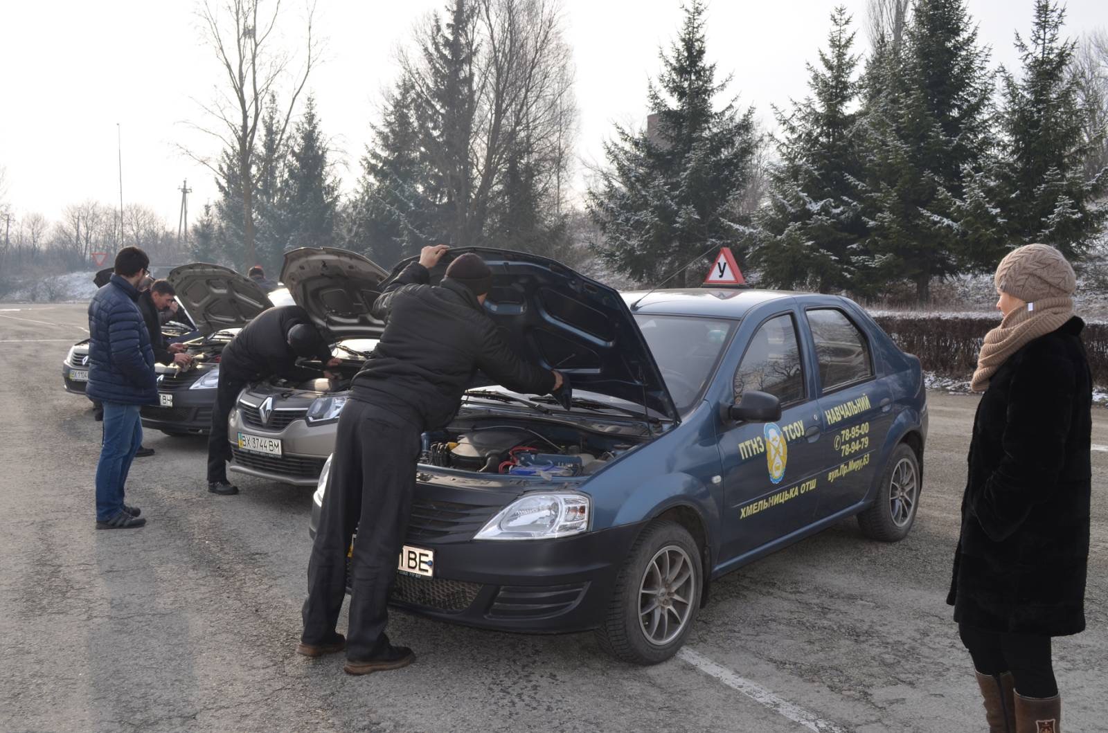 Заняття з будови автомобіля: учні оглядають двигуни навчальних авто
