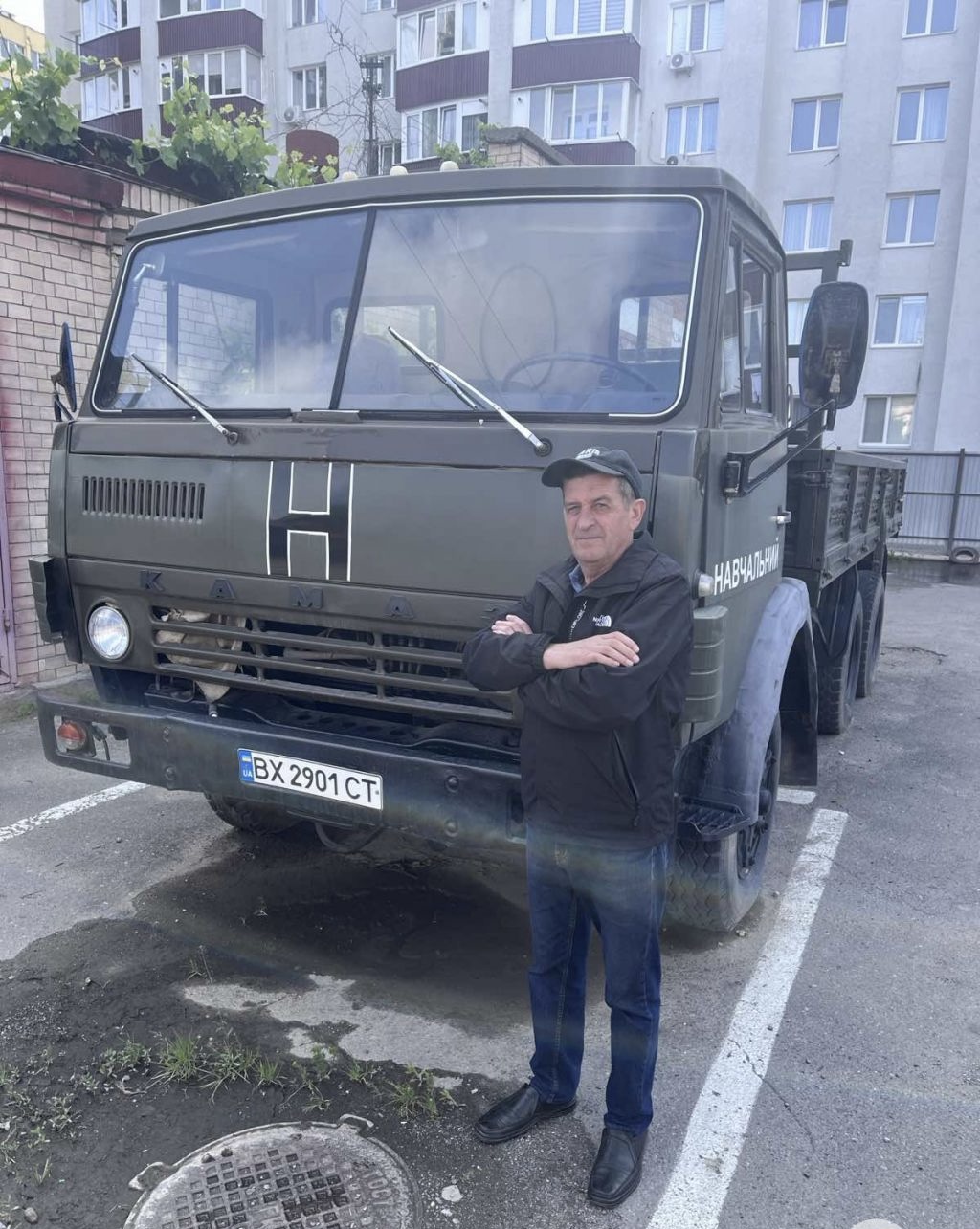 Інструктор біля навчальної вантажівки КамАЗ категорії С у Хмельницькому