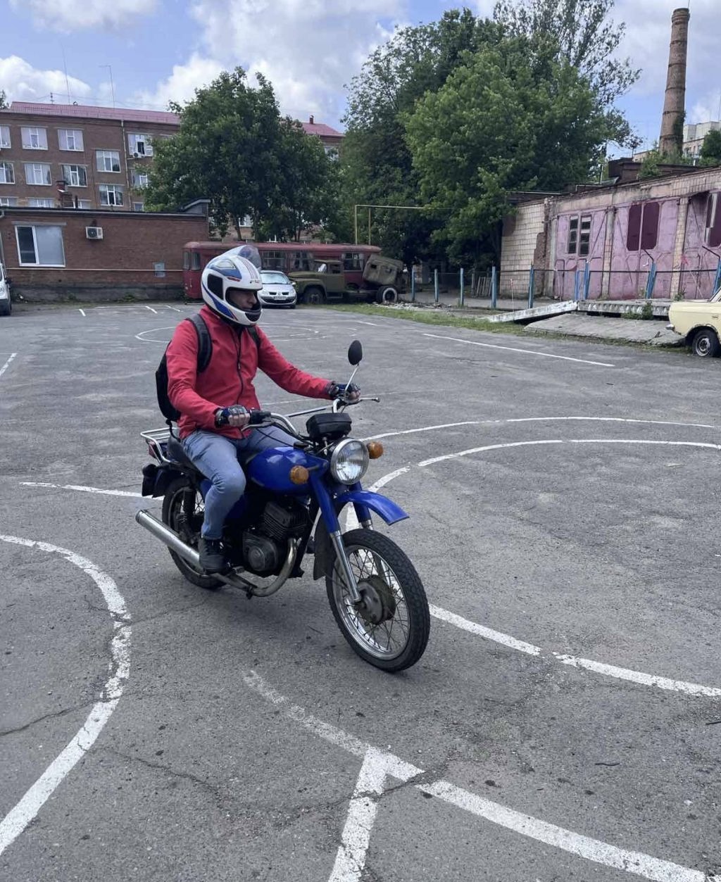 Практичне заняття з водіння мотоцикла на навчальному майданчику