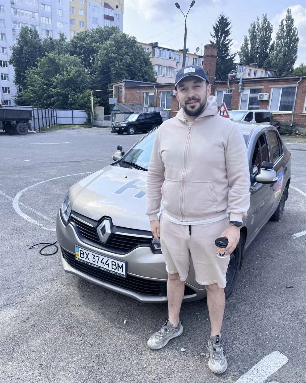 Інструктор автошколи біля навчального автомобіля Renault категорії В