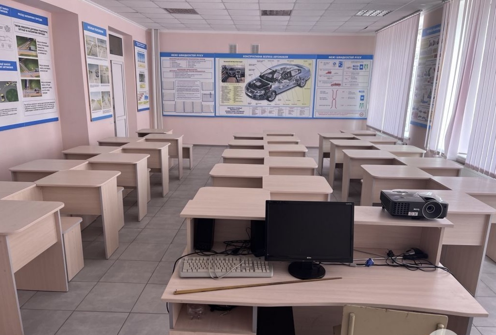 Обладнаний навчальний клас автошколи з проєктором у Хмельницькому