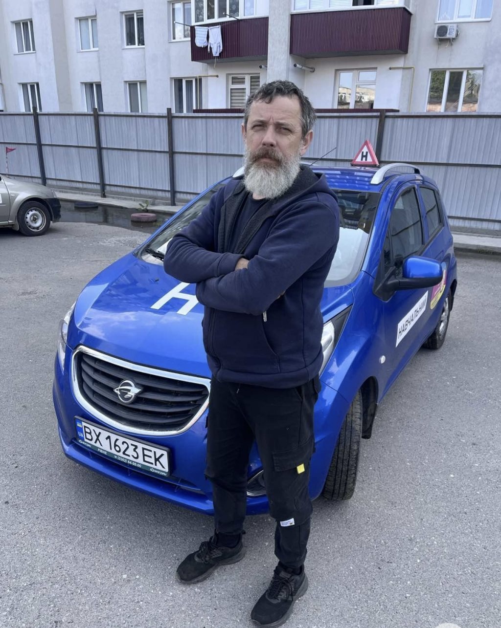 Інструктор біля синього навчального автомобіля Ravon категорії В